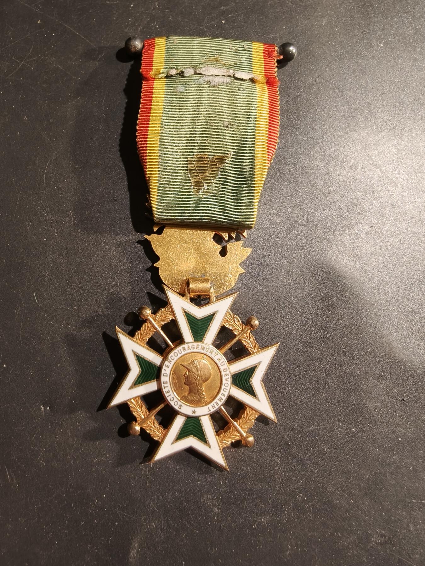 老王徽章第183期 法国军官级奉献鼓励协会    原盒