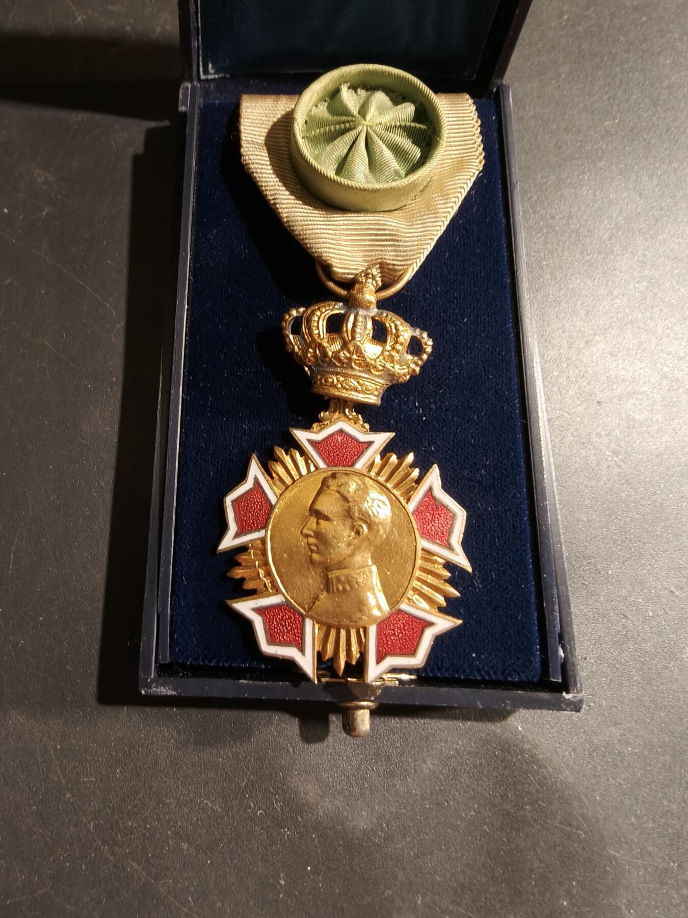 老王徽章第183期 军官级法国比利时皇家协会勋章     原盒