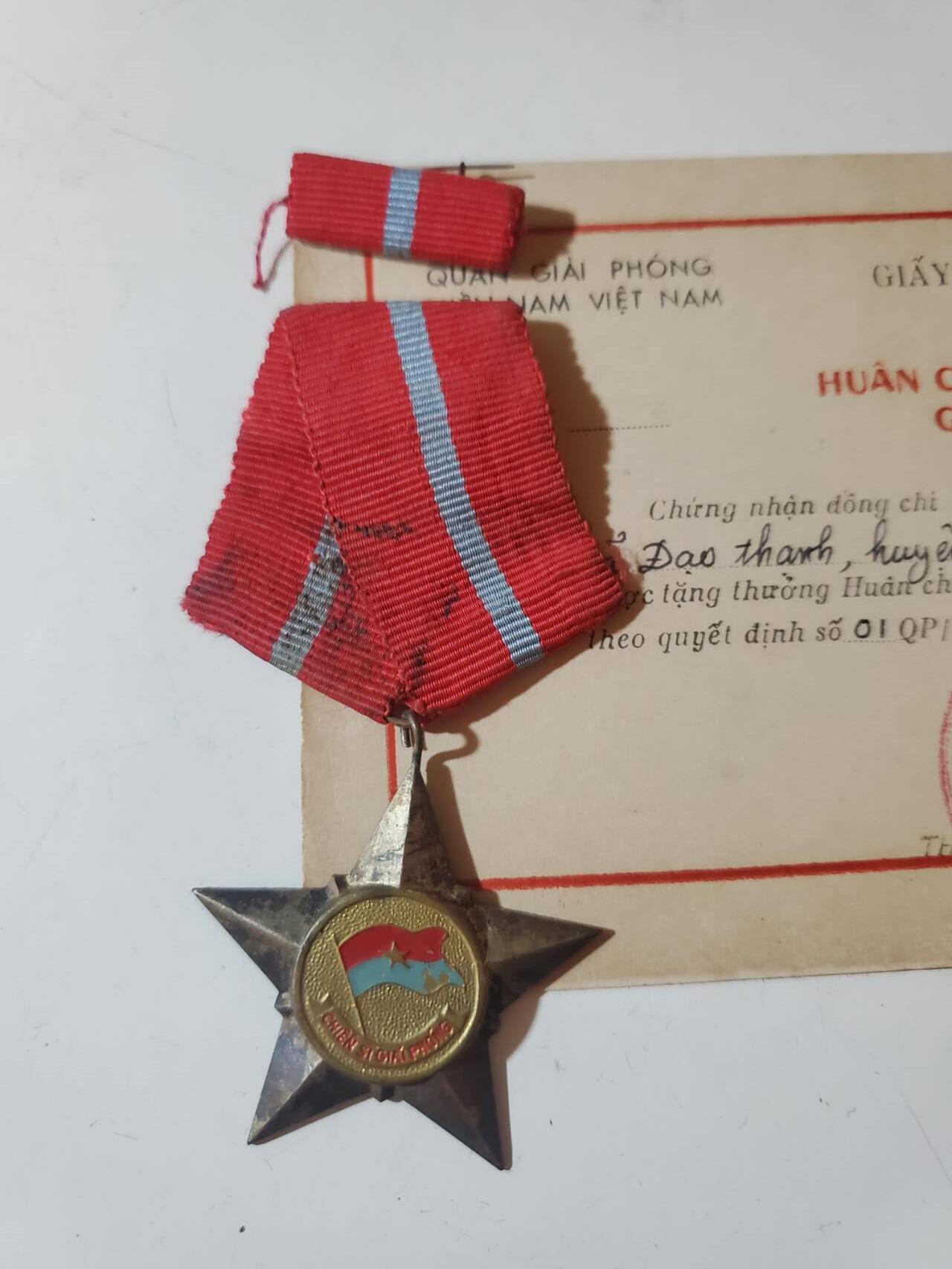 韵星假日军品类拍卖第42期 -- Rimey Holidays Militaria Auction 42 越南南方（越共）共和国三级解放战士勋章带证 早期白铜版本 越战战时