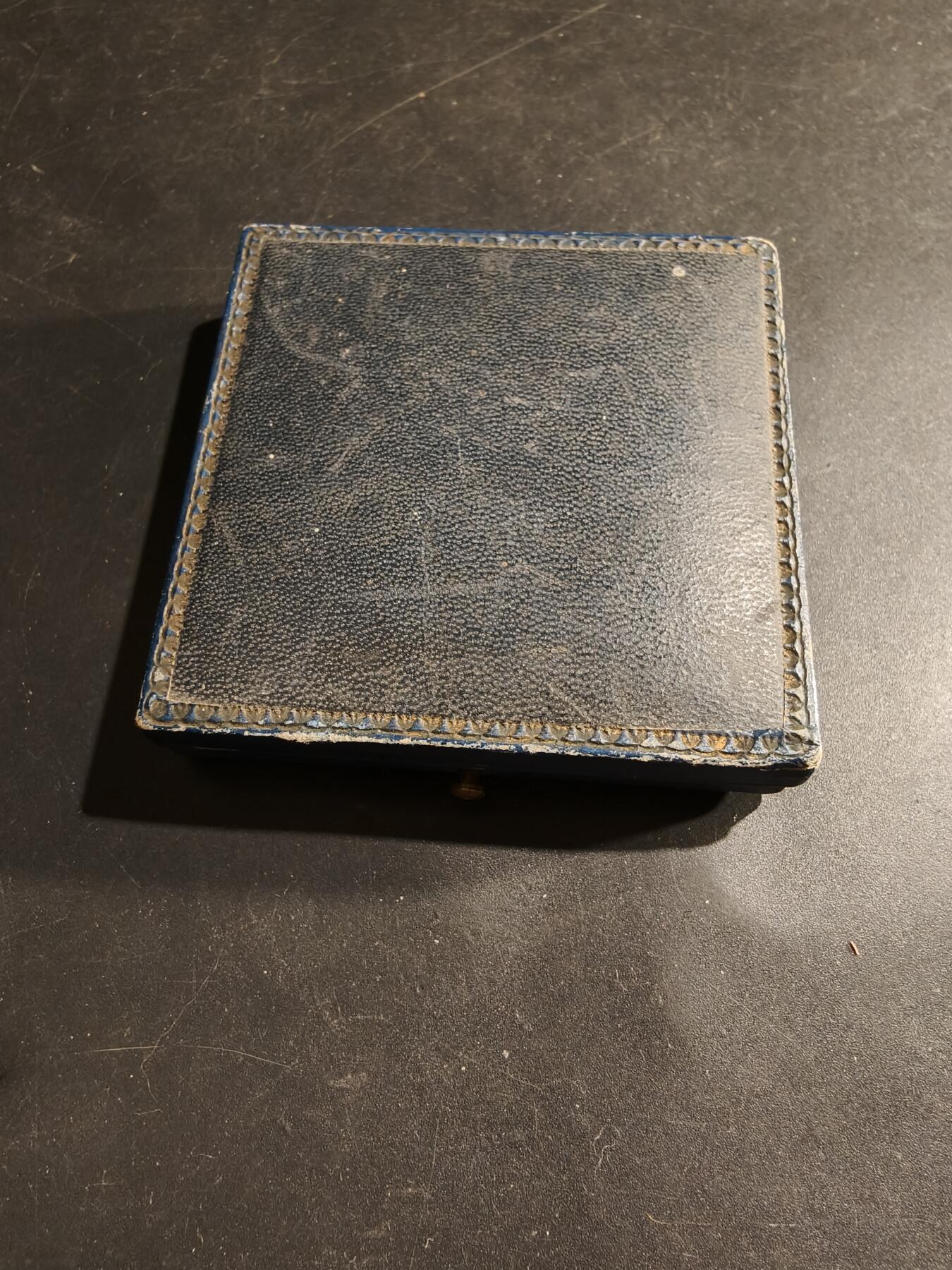 老王徽章第183期 法国战争部射击协会镀银大铜章    原盒     直径50mm     重量55.6g