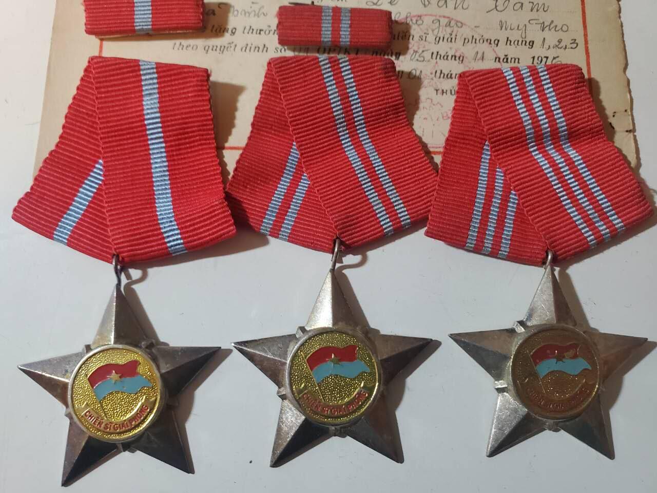 韵星假日军品类拍卖第42期 -- Rimey Holidays Militaria Auction 42 越南南方共和国（越共）一二三级别解放战士勋章带证略一套 证书上为1、2、3级一套总体记录 均为白铜镀银战时版本 2、3等级带略 