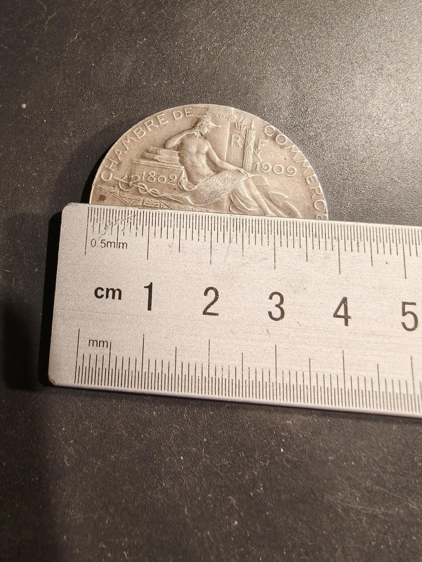 老王徽章第183期 法国勒阿弗尔商会大银章     带盒子，盒子卡扣不严    950银      大师波特作品      直径39mm     重量30.6g