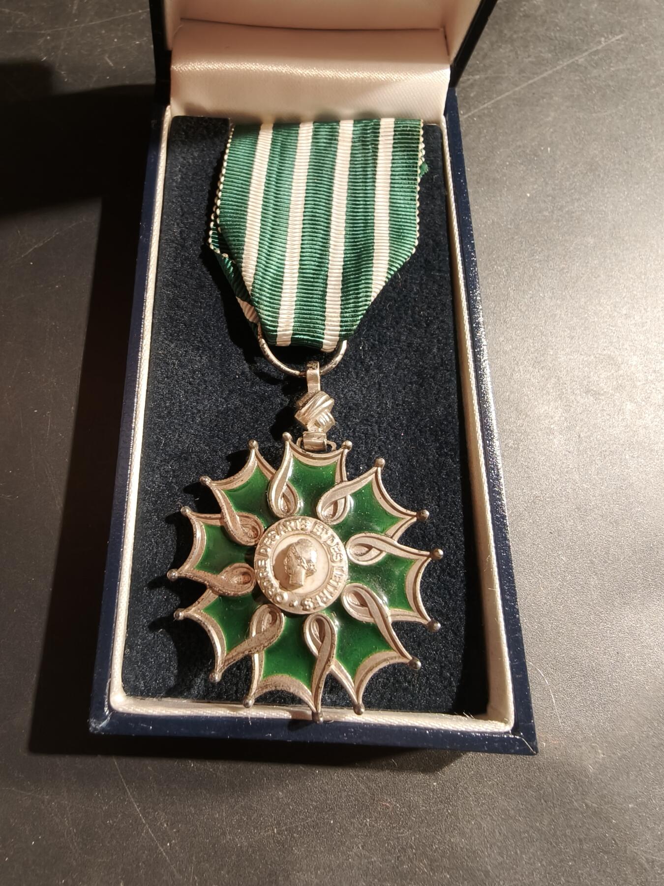 老王徽章第183期 法国骑士级文学艺术勋章    第一版950银质珐琅     原盒