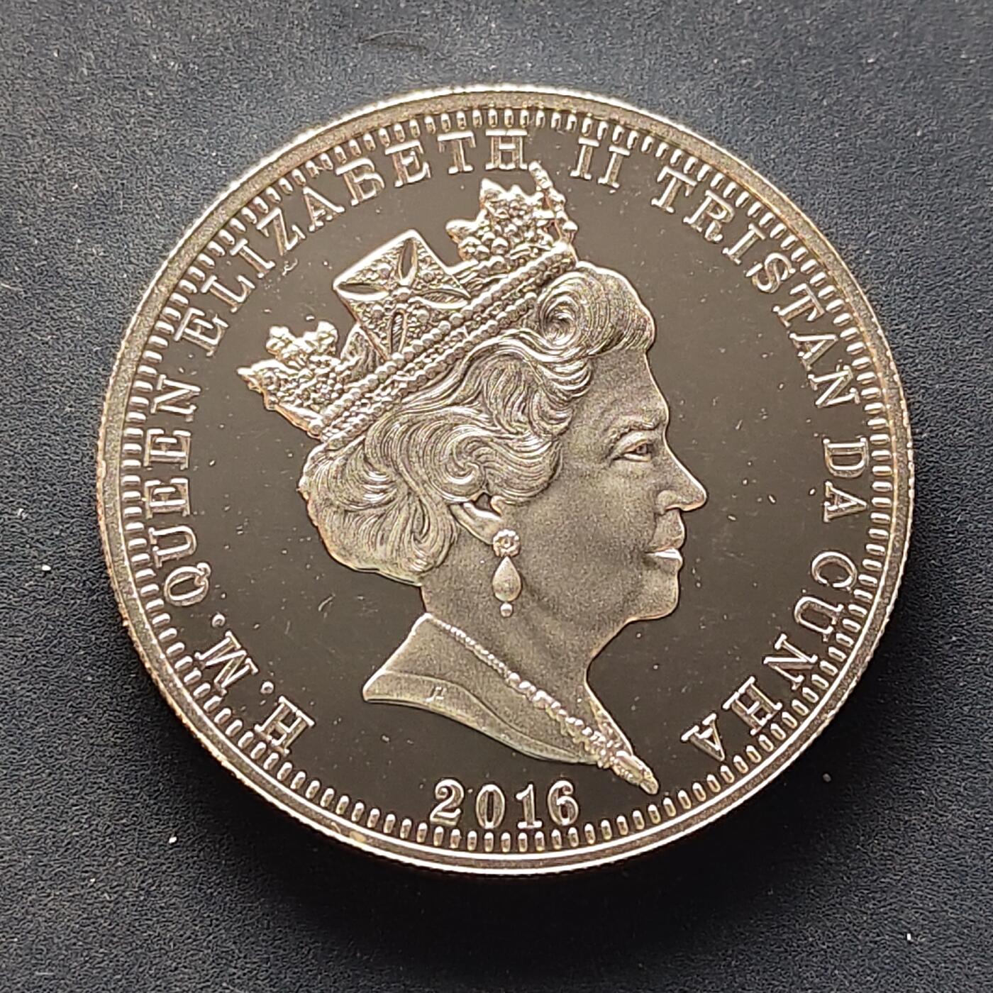 【全场包邮】纯粹捡漏拍504场-更新中 【稀少】英属特里斯坦和达库尼亚2016年1克朗偷袭珍珠港75周年局部镀金克朗型纪念币-量1941