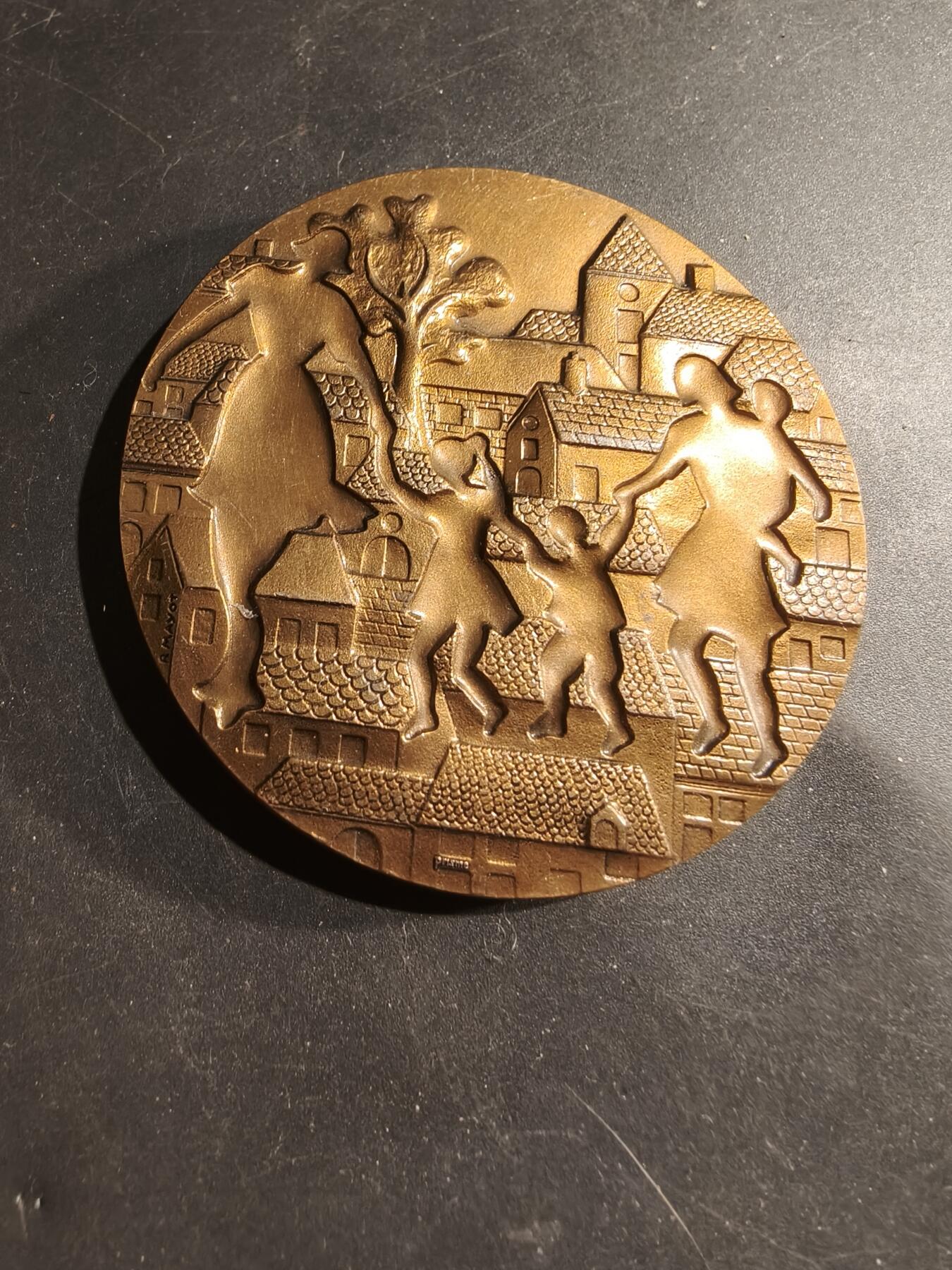 老王徽章第183期 法国SOS儿童村40周年大铜章     直径66mm    重量193.2g