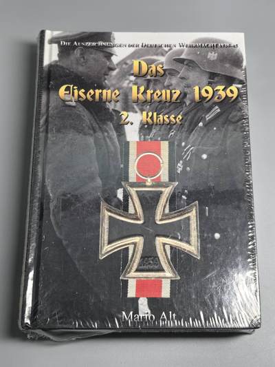 小驴勋章奖章收藏2月22日周日晚六点拍卖（珍爱和平，收藏战争，铭记历史，勿忘国耻，忠党爱国。有偿代拍，送拍规则在简介最后，参拍须阅读规则后再参拍，关系到运费包装发货时效真假辨别等关键信息，拍卖时不再发原图，看大图店主微信码在拍卖店铺介绍里） - 《德国WWII二级铁十字勋章》2015版专业二级铁十字书籍，内容涵盖各厂铁十字各版本特征和纸袋实例，未拆封