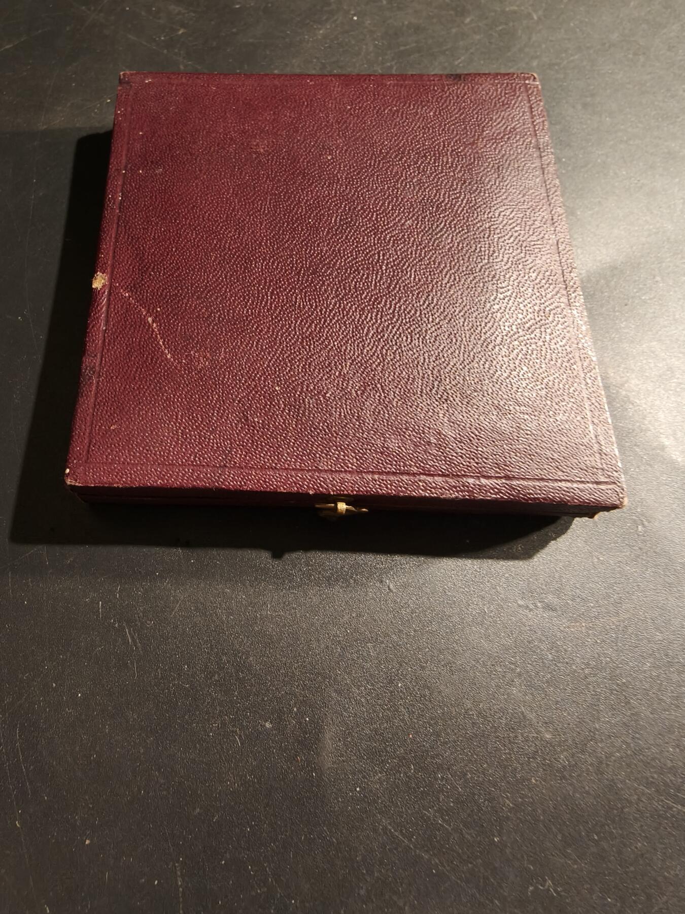 老王徽章第183期 法国1900年《小日报》“智力竞赛与问题大奖赛”大铜章      原盒，盒子连接处松动     直径58mm    重量101.7g