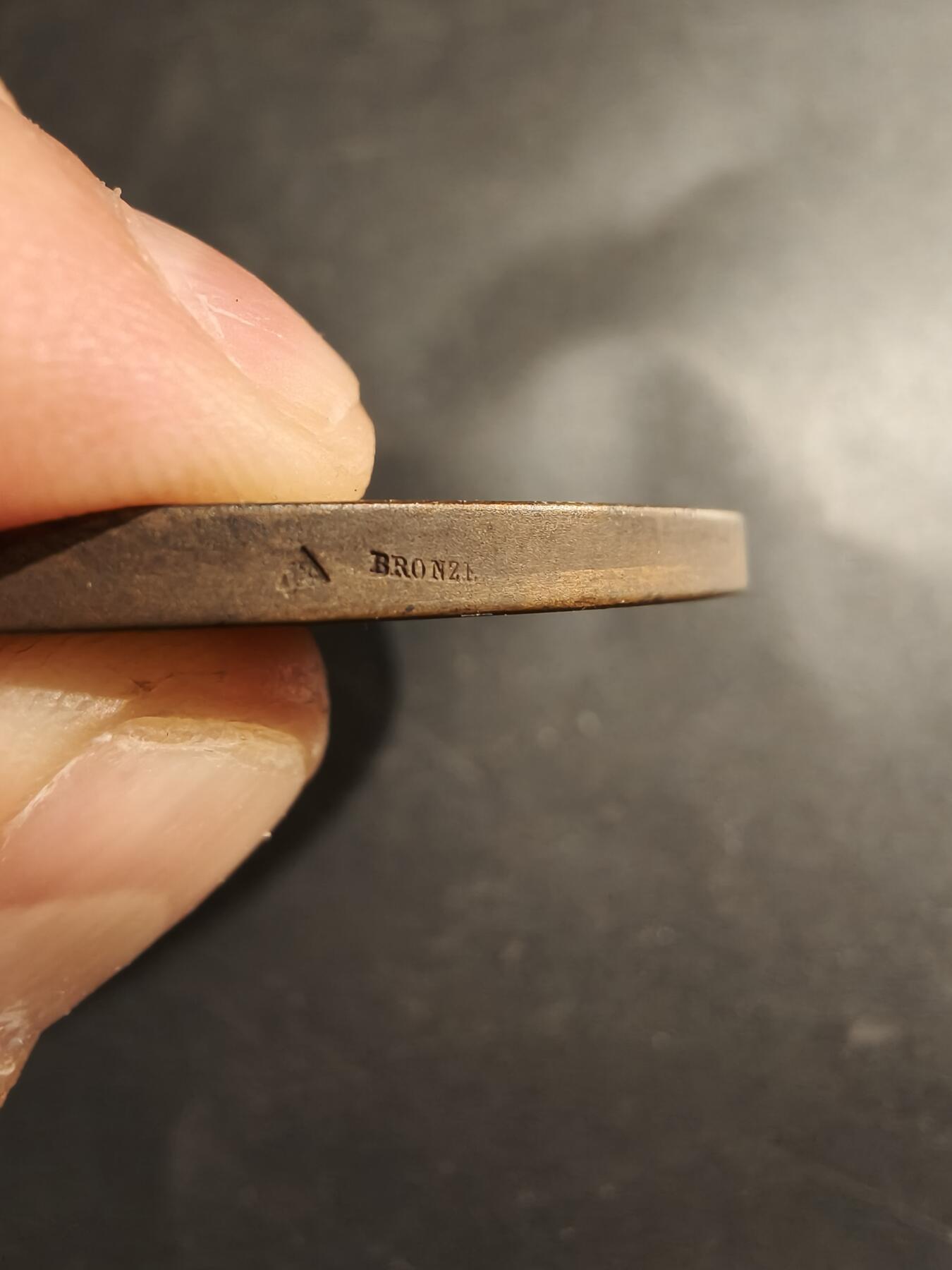 老王徽章第183期 法国1905年《小日报》“谜语大奖赛”大铜章      原盒     直径58mm    重量76.9g