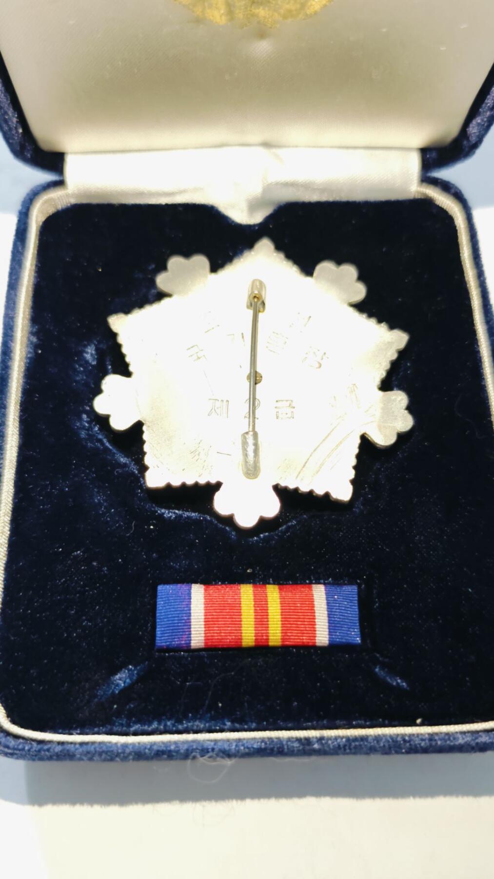 东亚勋章徽章主题拍卖8（120件） 朝鲜二级国旗（带盒带略