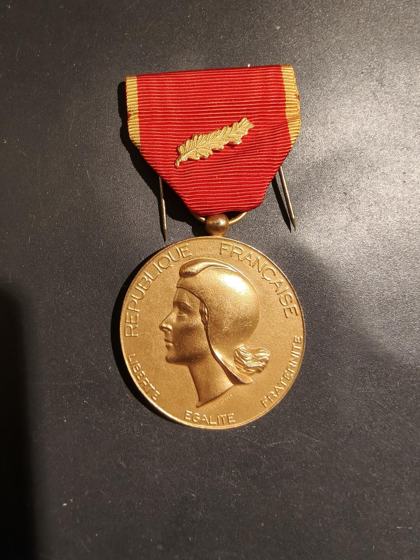 老王徽章第183期 法国金级东方工业协会奖章    800银镀金    29.5g