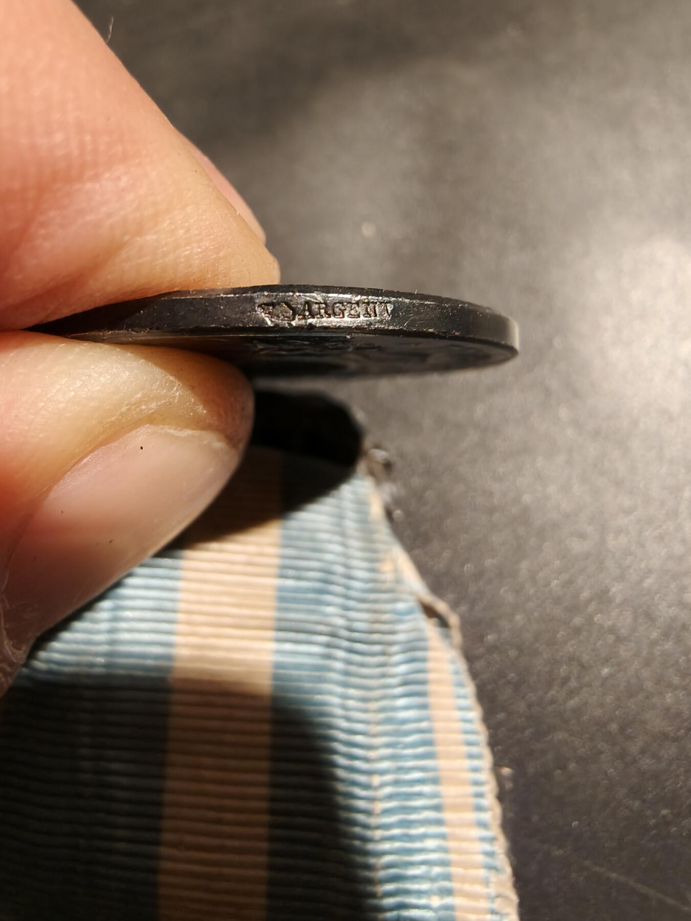 老王徽章第183期 法国殖民奖章    第一版双面叶子银质勋条   950银     突尼斯勋条     22.4g 