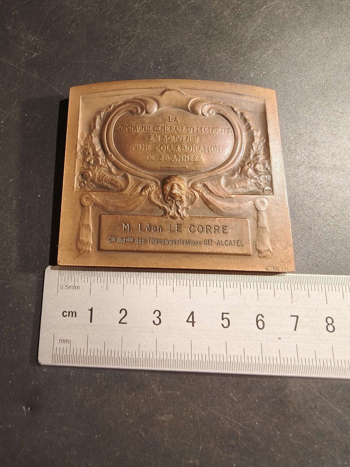 老王徽章第183期 法国通用电力公司方形大铜章     B.LIn作品     尺寸68×62mm     重量195g