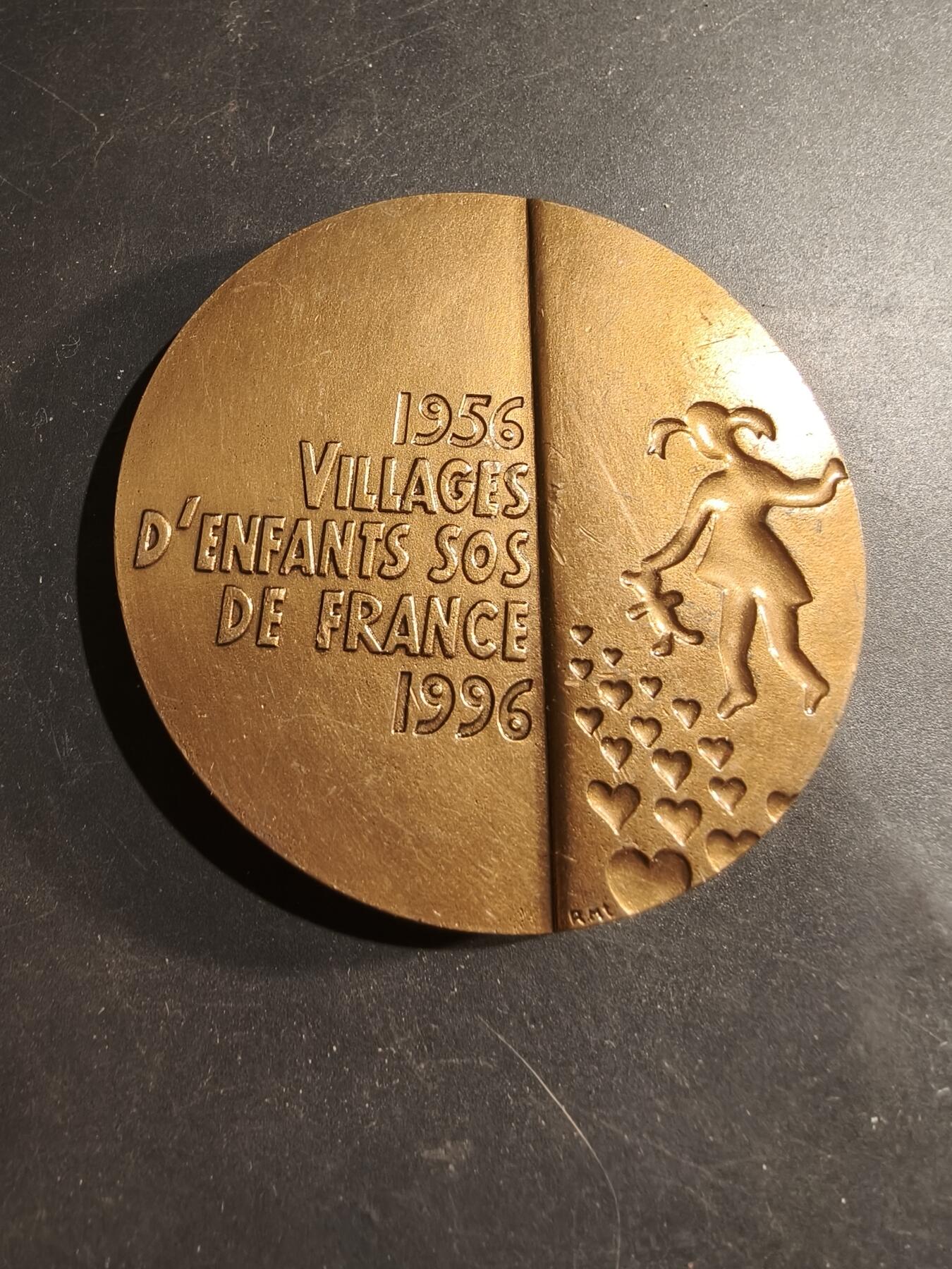 老王徽章第183期 法国SOS儿童村40周年大铜章     直径66mm    重量193.2g
