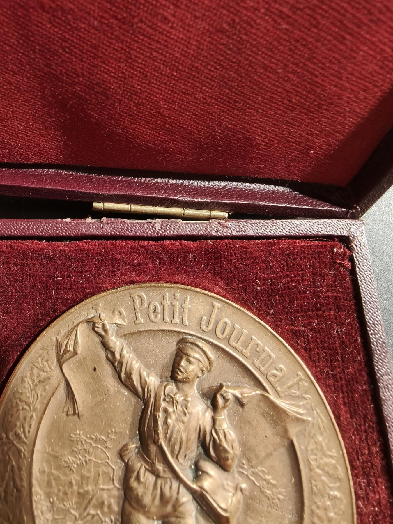 老王徽章第183期 法国1900年《小日报》“智力竞赛与问题大奖赛”大铜章      原盒，盒子连接处松动     直径58mm    重量101.7g