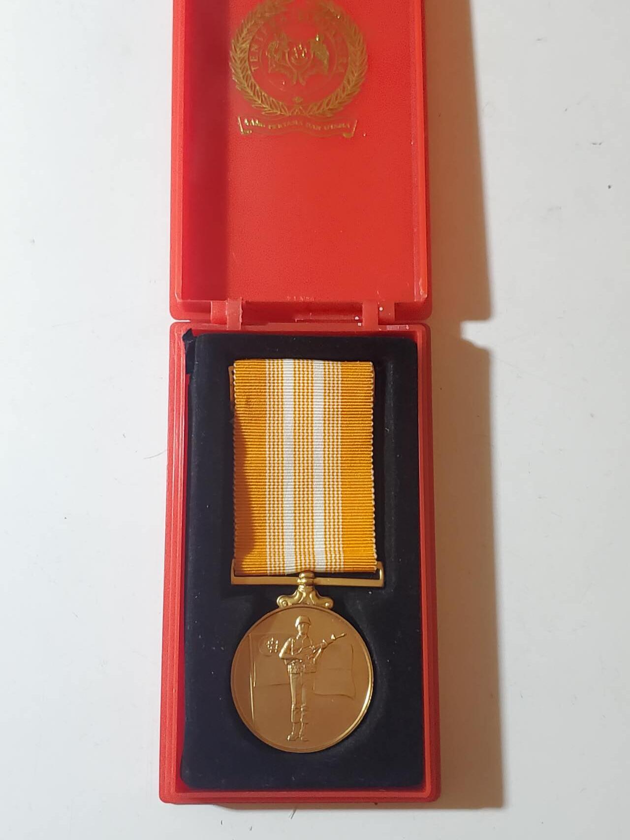 韵星假日军品类拍卖第42期 -- Rimey Holidays Militaria Auction 42 新加坡共和国武装力量优秀服务奖章 早期绒布内衬版本 铜镀金带原盒 少见