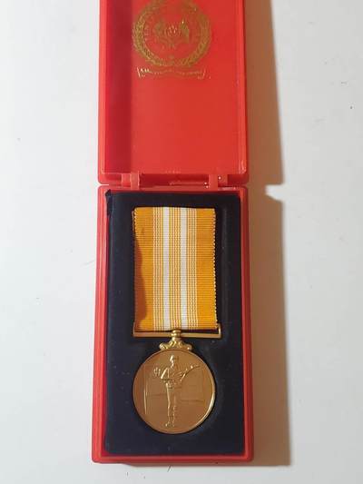 韵星假日军品类拍卖第42期 -- Rimey Holidays Militaria Auction 42 - 新加坡共和国武装力量优秀服务奖章 早期绒布内衬版本 铜镀金带原盒 少见