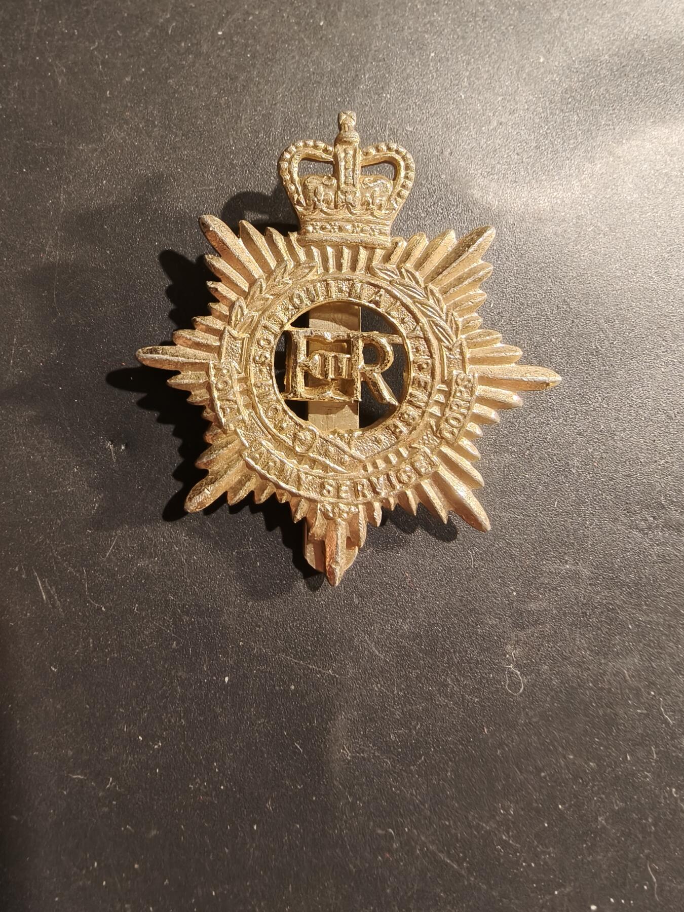 老王徽章第183期 英国皇家陆军服务军团帽徽    女王早期铜版