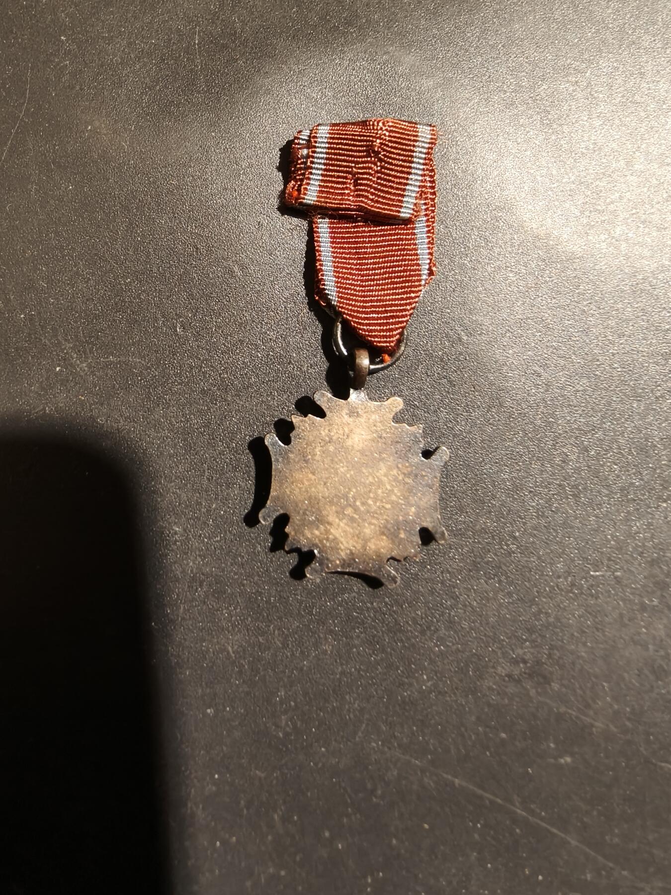 老王徽章第183期 波兰人共银级功绩勋章迷你章