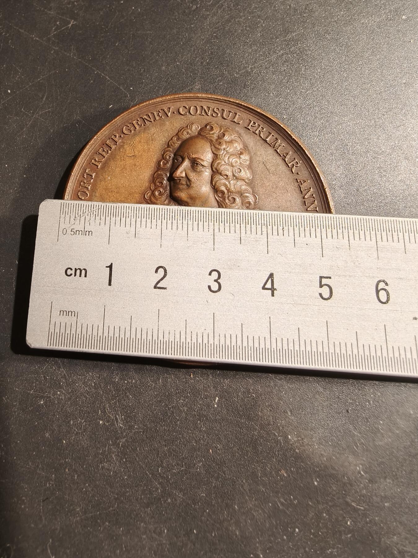 老王徽章第183期 瑞士日内瓦共和国第一执政官路易·勒·福特大铜章      1734年让·达西尔作品       光边       直径54mm    重量78g 