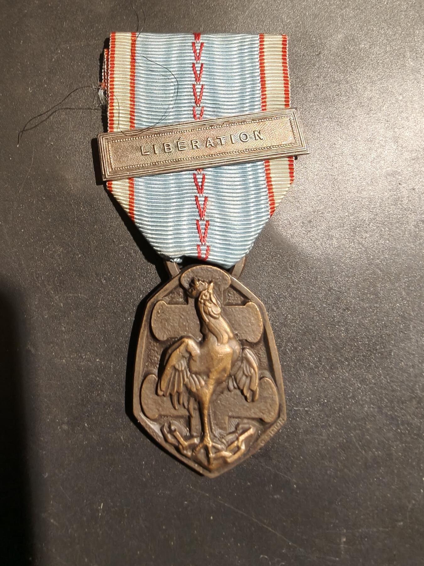 老王徽章第183期 法国二战纪念章    解放勋条