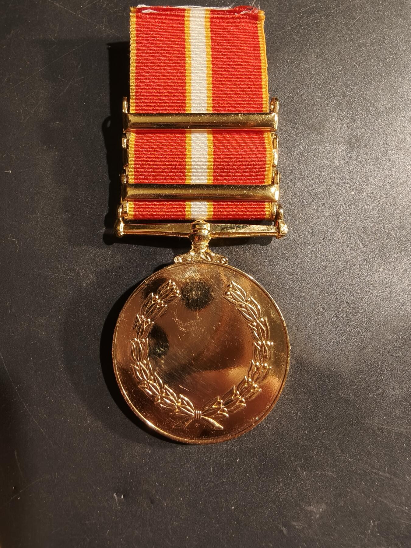 老王徽章第183期 英国皇家空军现役服役奖章     英国皇家空军、亚丁、拉德凡三勋条     带边铭    同一人获得     该皇家空军人员冷战时期参加过镇压也门独立的军事行动运动      1963年10月南也门民族阵线在拉德凡山区发动反对英国殖民者的武装斗争 