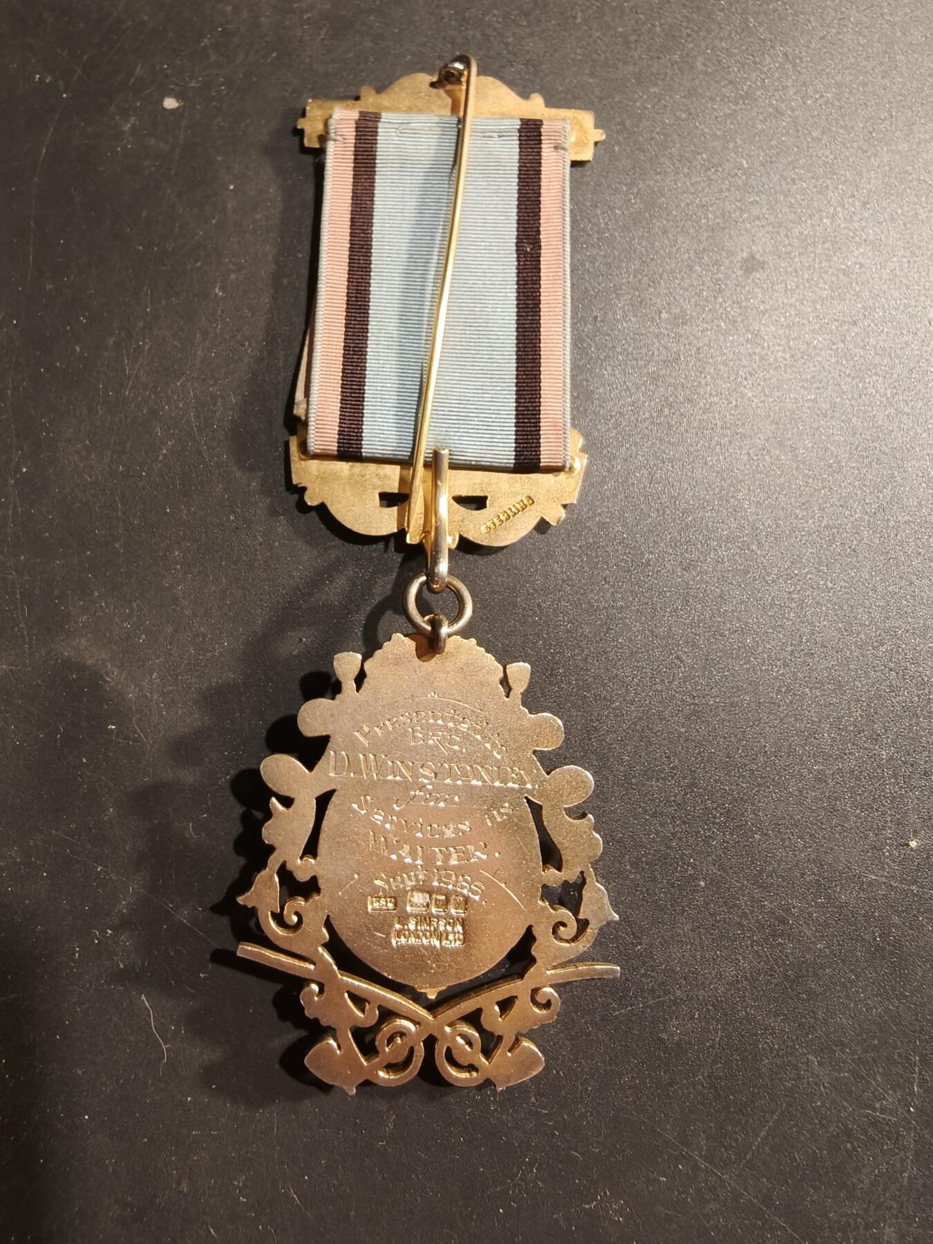 老王徽章第183期 英国共济会奖章    原盒     925银镀金珐琅     37.8g