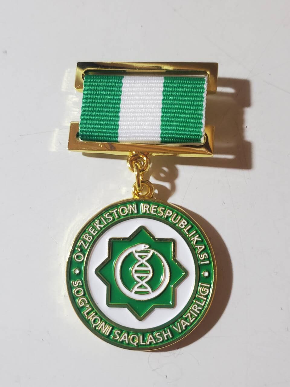 韵星假日军品类拍卖第42期 -- Rimey Holidays Militaria Auction 42 乌兹别克斯坦共和国卫生部二级优秀服务人员奖金奖章 实发1472号 非常稀少 设计继承苏联的奖金奖章 铜镀金 非常厚重 仅颁发给高级官员