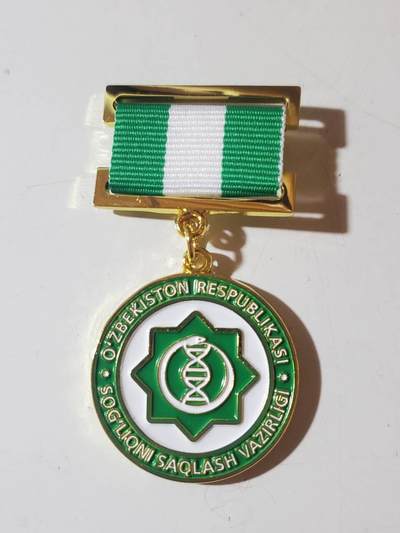 韵星假日军品类拍卖第42期 -- Rimey Holidays Militaria Auction 42 - 乌兹别克斯坦共和国卫生部二级优秀服务人员奖金奖章 实发1472号 非常稀少 设计继承苏联的奖金奖章 铜镀金 非常厚重 仅颁发给高级官员