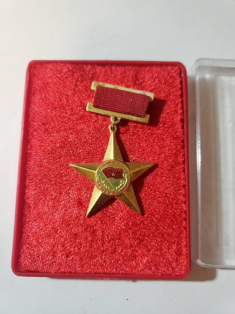 韵星假日军品类拍卖第42期 -- Rimey Holidays Militaria Auction 42 越南社会主义共和国英雄母亲称号金星勋章 第一版 带原盒 原盒少见 非地摊后造版本