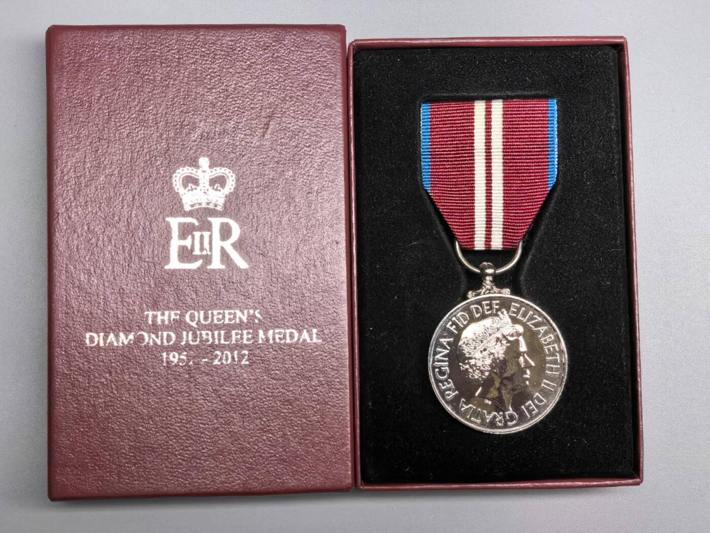 小驴勋章奖章收藏2月22日周日晚六点拍卖（珍爱和平，收藏战争，铭记历史，勿忘国耻，忠党爱国。有偿代拍，送拍规则在简介最后，参拍须阅读规则后再参拍，关系到运费包装发货时效真假辨别等关键信息，拍卖时不再发原图，看大图店主微信码在拍卖店铺介绍里）  英国伊丽莎白二世加冕60年奖章带盒，精制