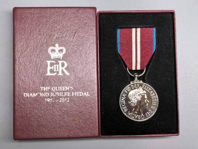 小驴勋章奖章收藏2月22日周日晚六点拍卖（珍爱和平，收藏战争，铭记历史，勿忘国耻，忠党爱国。有偿代拍，送拍规则在简介最后，参拍须阅读规则后再参拍，关系到运费包装发货时效真假辨别等关键信息，拍卖时不再发原图，看大图店主微信码在拍卖店铺介绍里） -  英国伊丽莎白二世加冕60年奖章带盒，精制