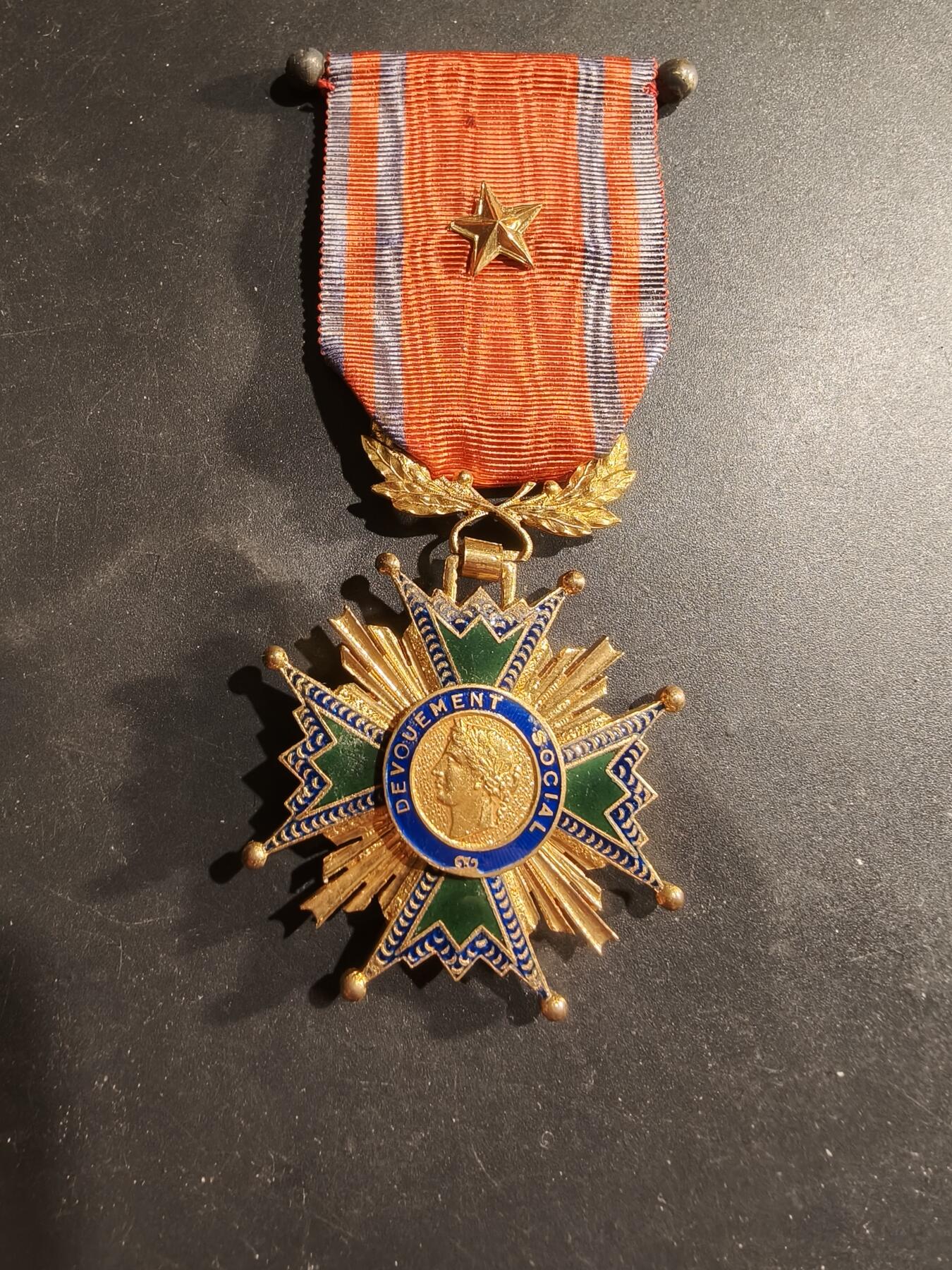 老王徽章第183期 法国骑士级社会奉献勋章    原盒    铜星勋饰