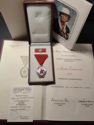 靖甫拍卖第五场 - 匈牙利银级劳动勋章 女博士得主 原盒略豪华大证 带个照片