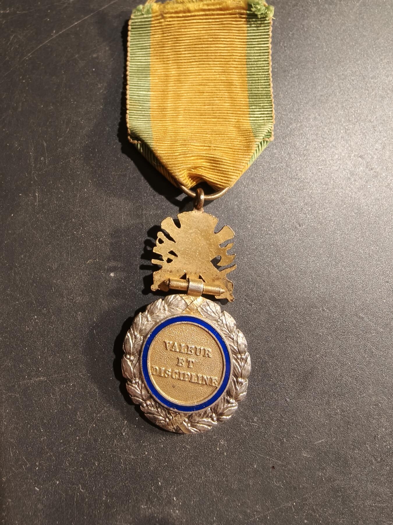 老王徽章第183期 法国军事奖章    三共时期   950银镀金珐琅    20g