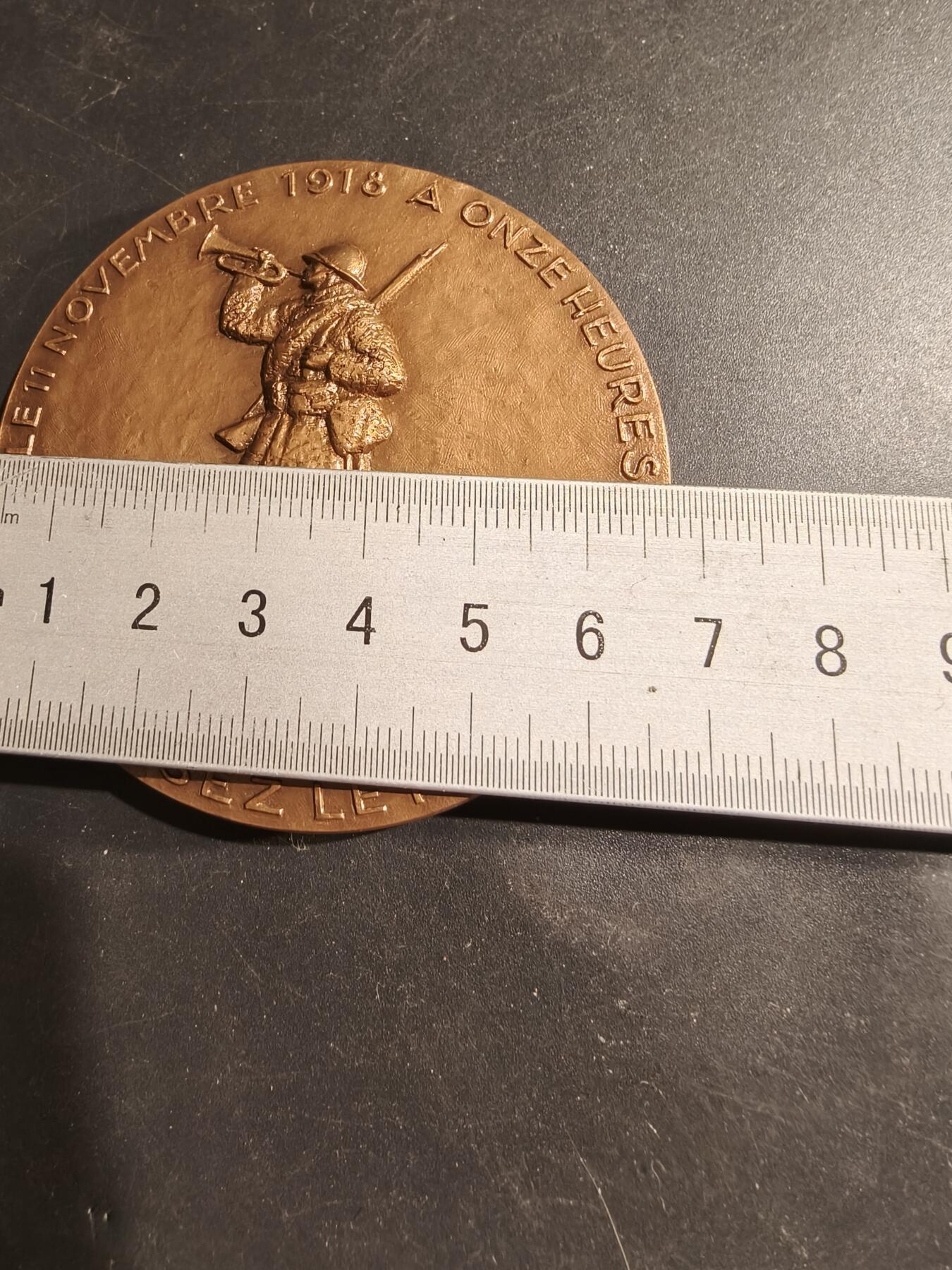 老王徽章第183期 法国一战停战50周年大铜章     原盒     直径68mm    重量170.1g