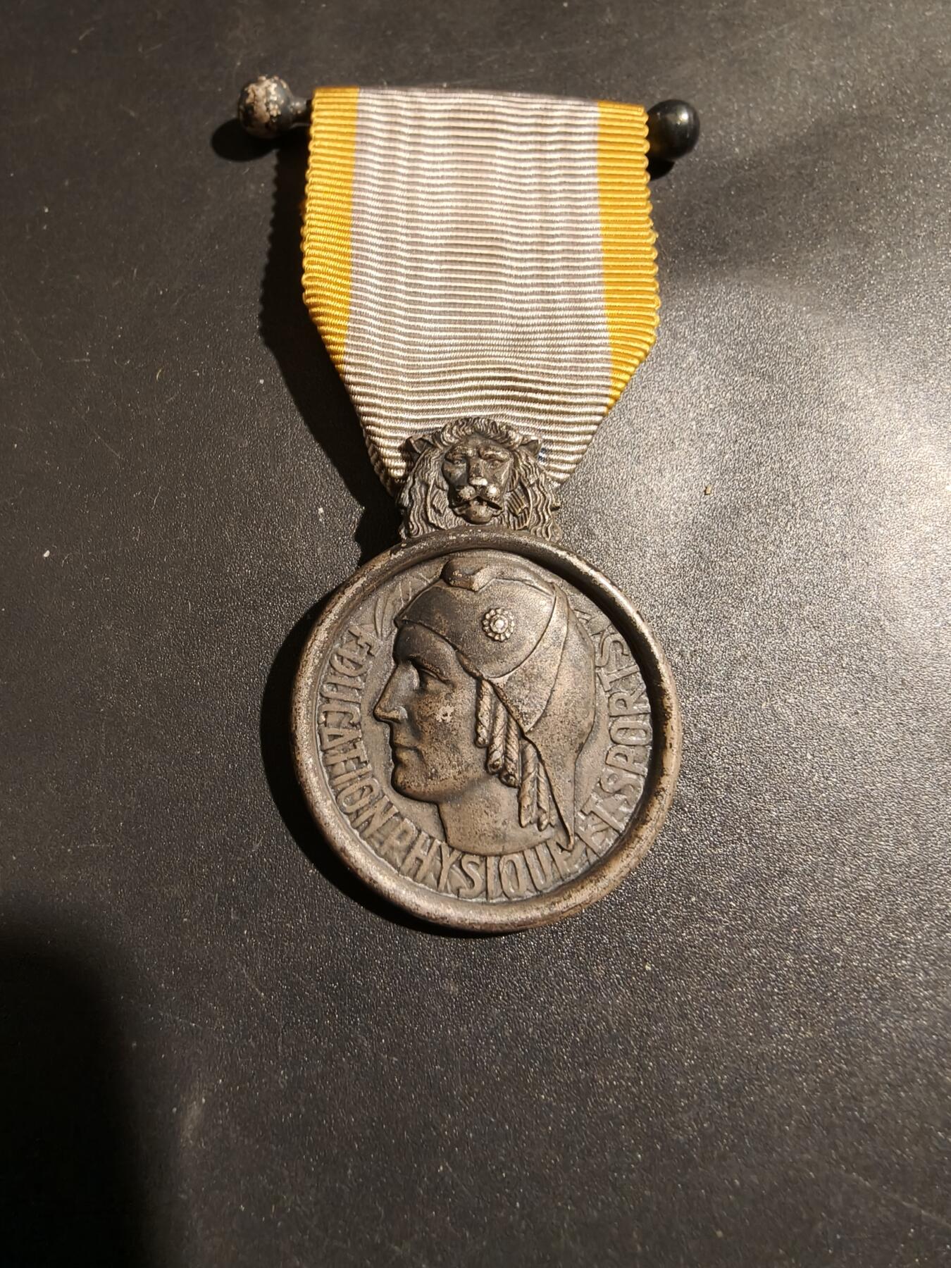 老王徽章第183期 法国银级体育奖章    950银    18.5g