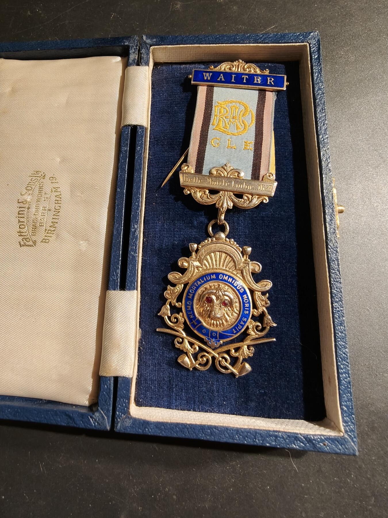 老王徽章第183期 英国共济会奖章    原盒     925银镀金珐琅     37.8g