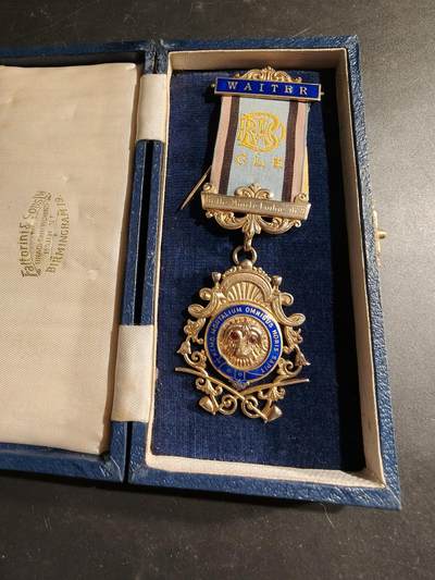 老王徽章第183期 - 英国共济会奖章    原盒     925银镀金珐琅     37.8g