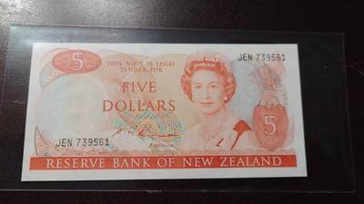 世界钱币～微拍第234期暨2026年第15期  新老库存清理低价起拍 - 老版新西兰5元纸币 全新绝品无4尾号561