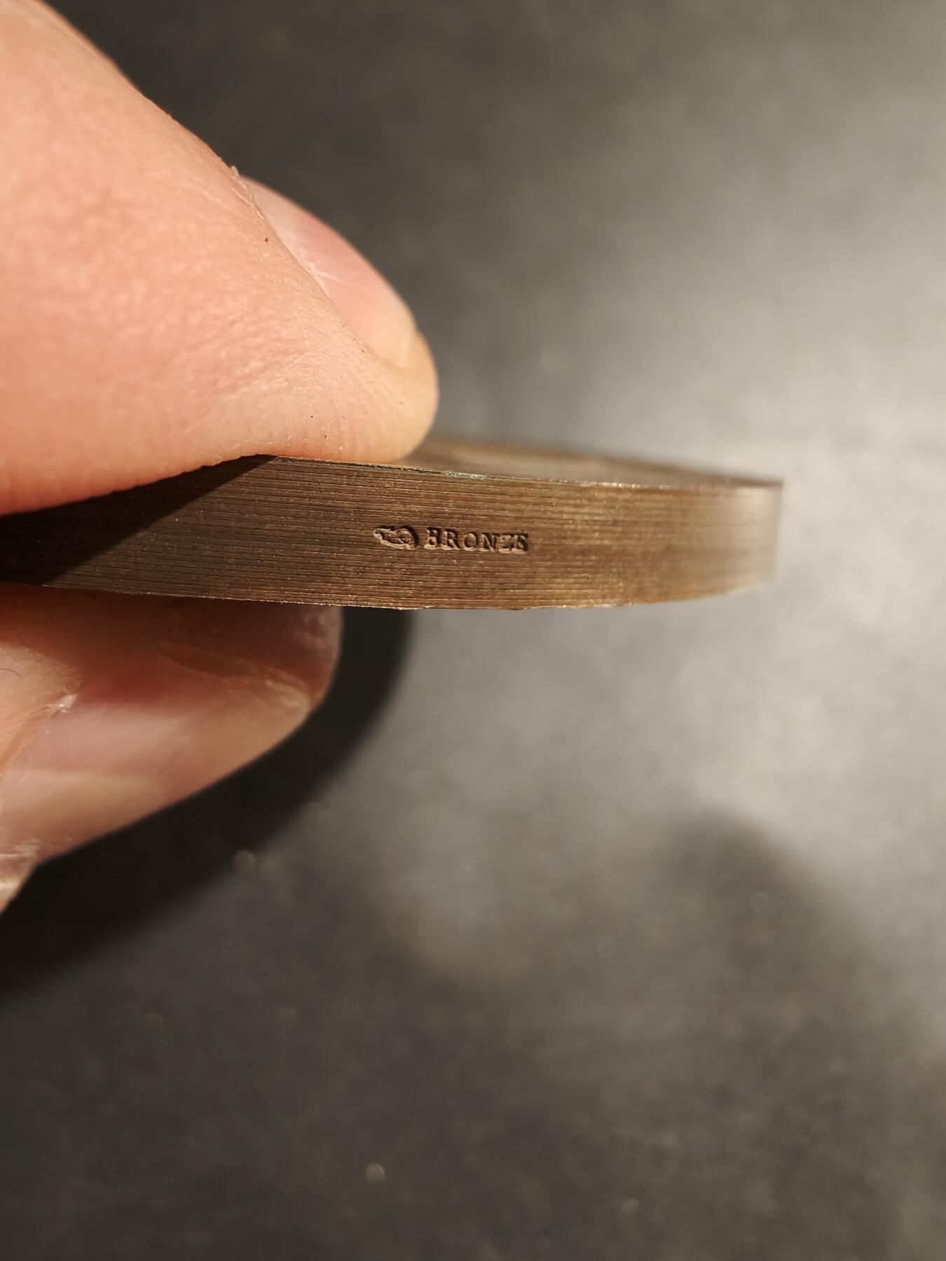 老王徽章第183期 法国电气工程总工会大铜章     原盒     直径68mm     重量148.1g