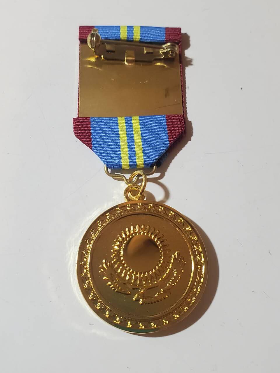 韵星假日军品类拍卖第42期 -- Rimey Holidays Militaria Auction 42 哈萨克斯坦共和国议会服务三十年奖章 铜镀金 极品品相 非常少见的奖章和国家 非常厚重制作精良