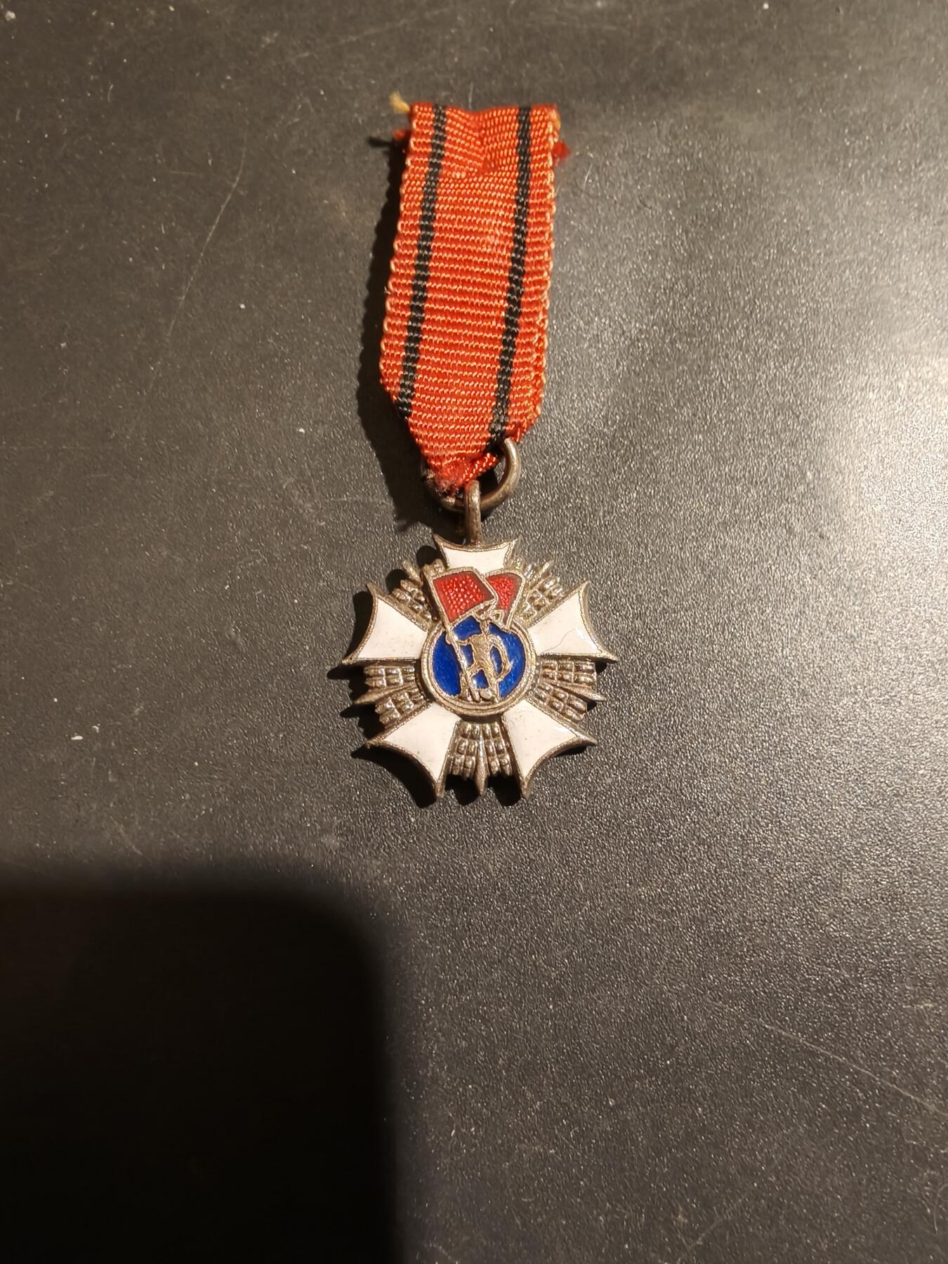 老王徽章第183期 波兰人共劳动红旗勋章迷你章