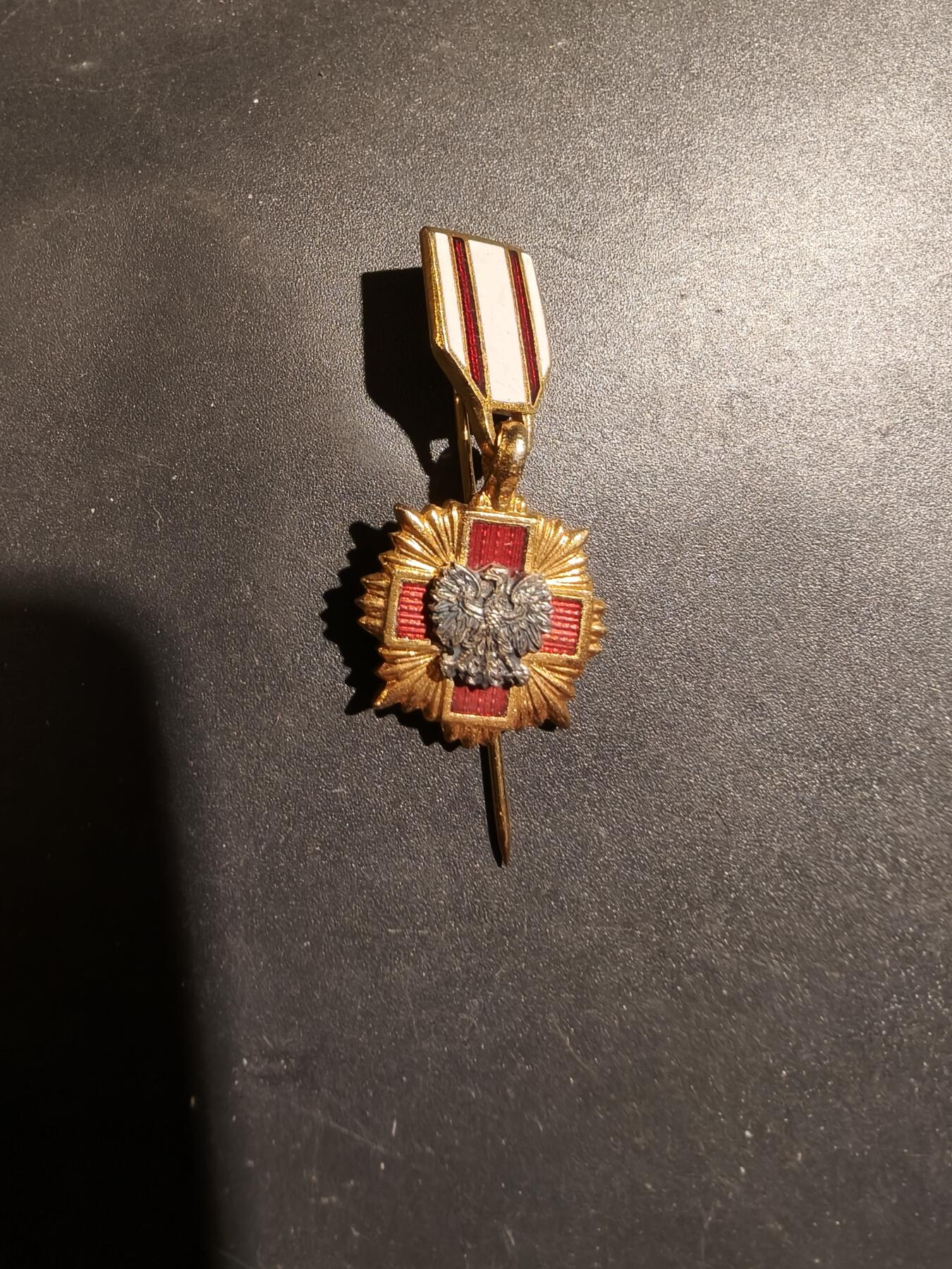 老王徽章第183期 波兰金级红十字会勋章迷你针插