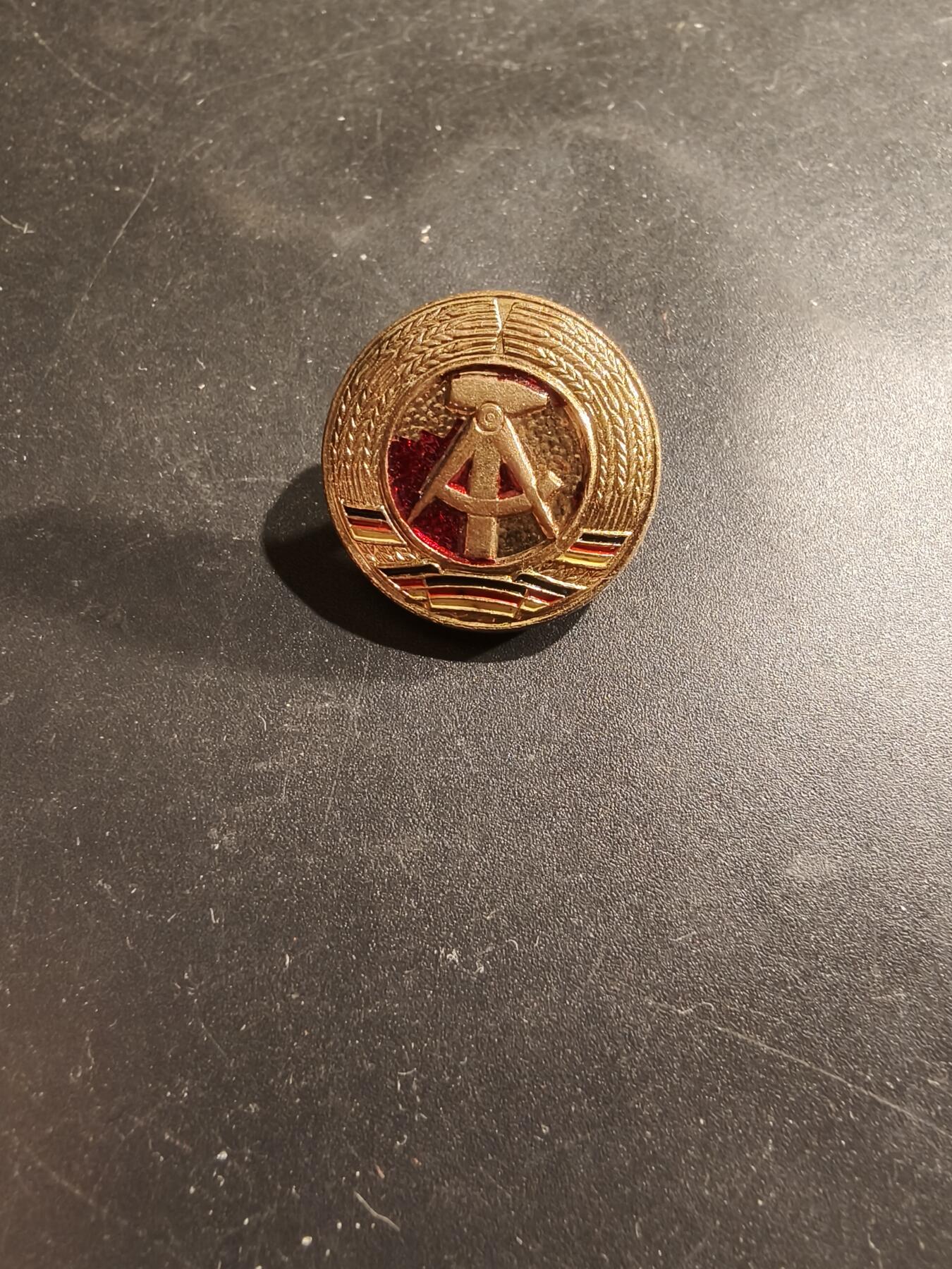 老王徽章第183期 东德证章