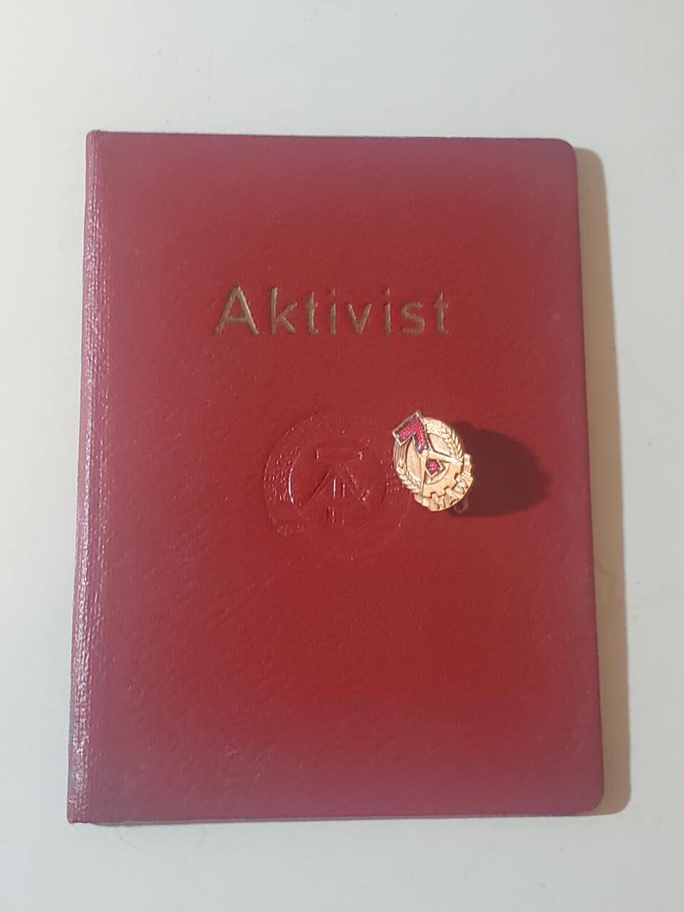 韵星假日军品类拍卖第42期 -- Rimey Holidays Militaria Auction 42 民主德国社会主义建设功勋活动家成员证书带证章一套