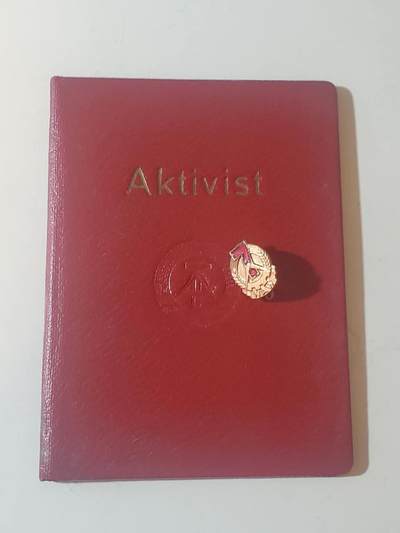 韵星假日军品类拍卖第42期 -- Rimey Holidays Militaria Auction 42 - 民主德国社会主义建设功勋活动家成员证书带证章一套