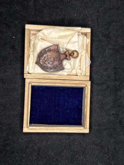 凯旋世界勋赏（持续上新中）（第22期新年大拍）（欢迎送拍）（对拍品有疑问请询问客服，不接受到手刀，出价默认拍品品相。请认真阅读拍卖规则！出价默认已认可！）（收到货请录制开箱视频，无视频概不处理问题。） - 岡山県矢掛中学校校友会徽章带盒