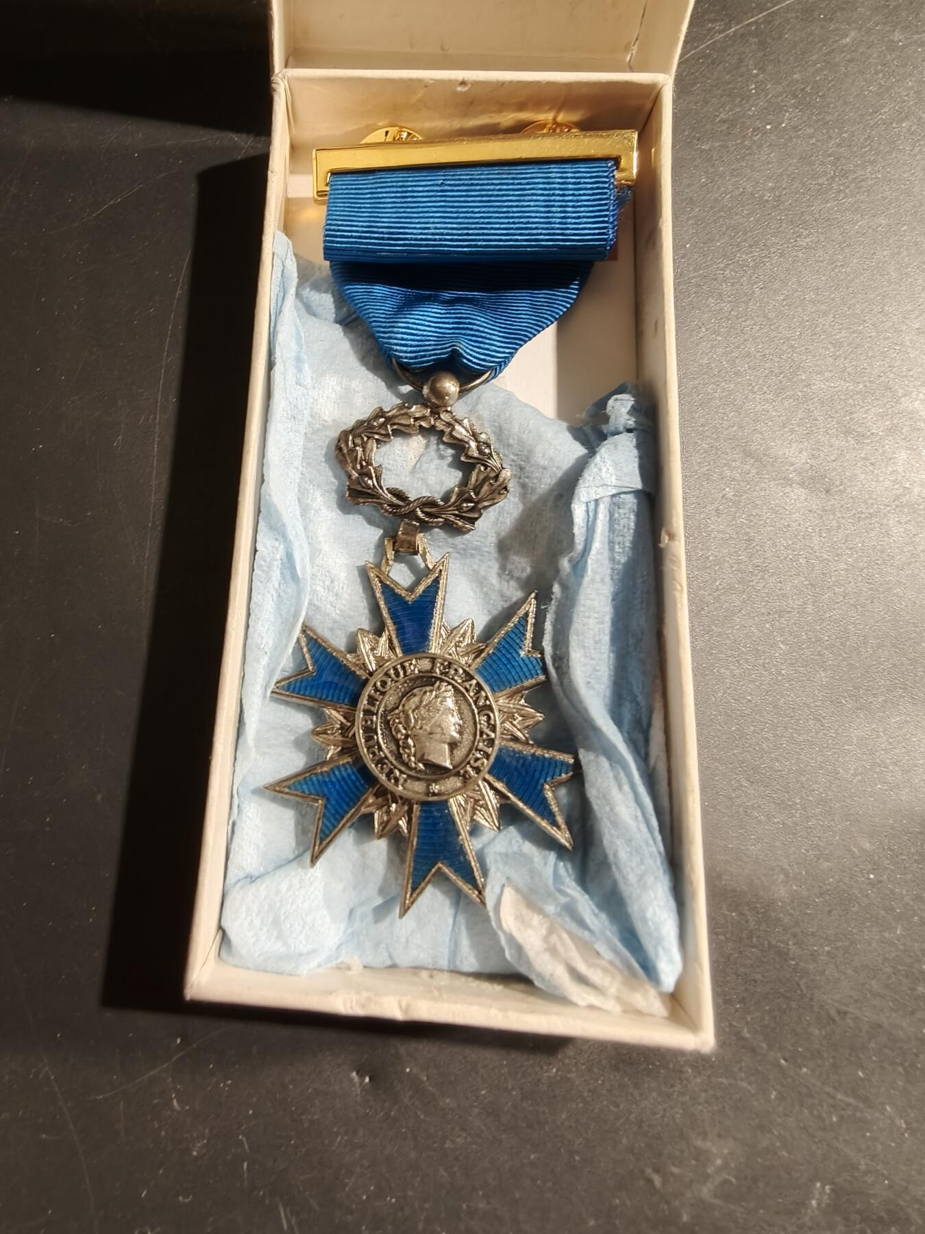 老王徽章第183期 法国骑士级国家功勋勋章    带纸盒