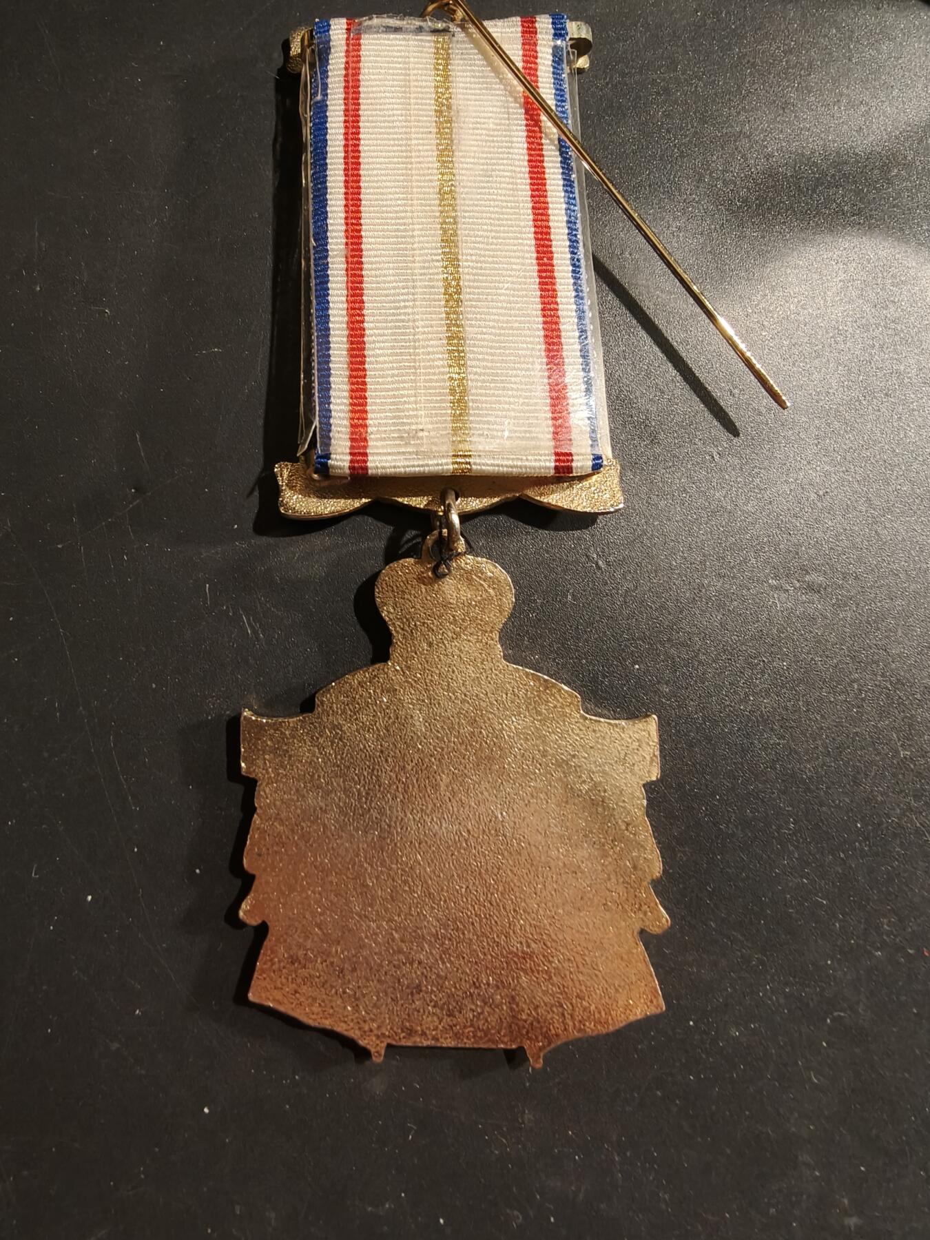 老王徽章第183期 英国皇家野牛兄弟会庆祝伊丽莎白二世女王加冕50周年纪念章