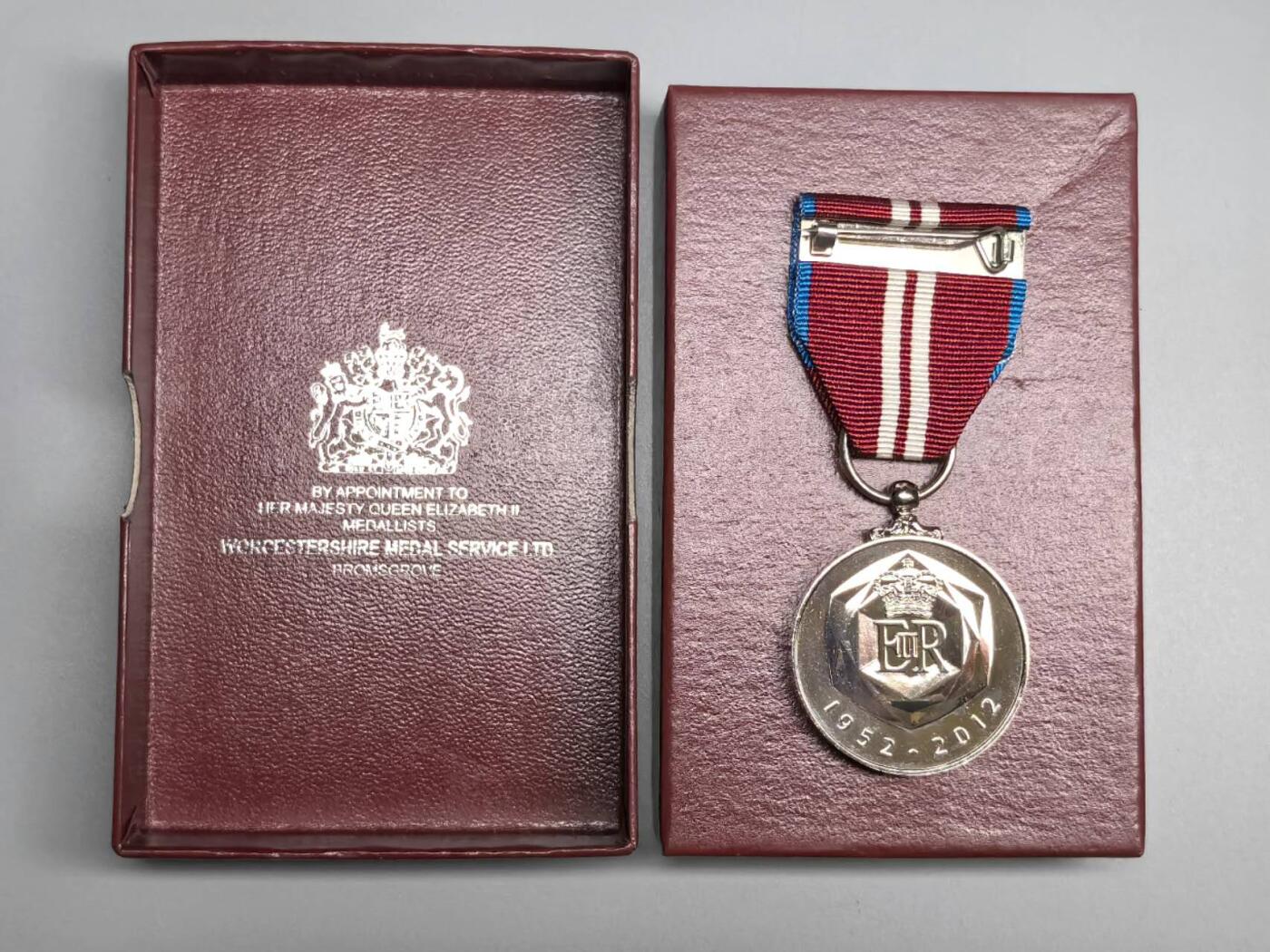 小驴勋章奖章收藏2月22日周日晚六点拍卖（珍爱和平，收藏战争，铭记历史，勿忘国耻，忠党爱国。有偿代拍，送拍规则在简介最后，参拍须阅读规则后再参拍，关系到运费包装发货时效真假辨别等关键信息，拍卖时不再发原图，看大图店主微信码在拍卖店铺介绍里）  英国伊丽莎白二世加冕60年奖章带盒，精制